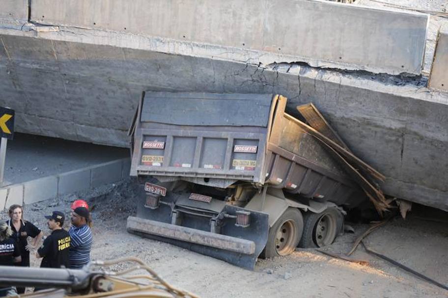 Un viadotto in costruzione a Belo Horizonte  crollato, schiacciando uno scuolabus un auto e un camion. Il bilancio  di 2 morti e decine di feriti. Ap